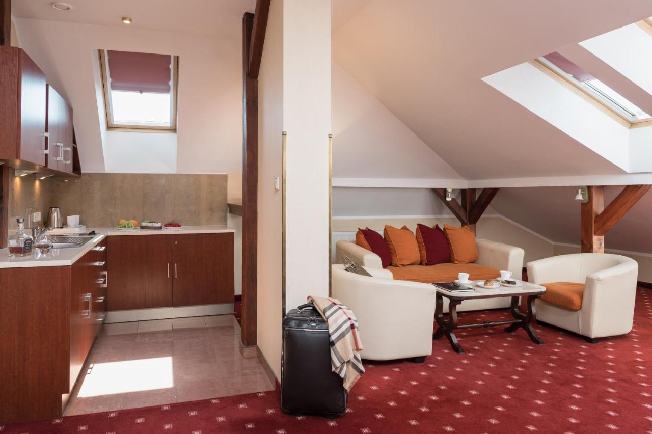 Hotel &