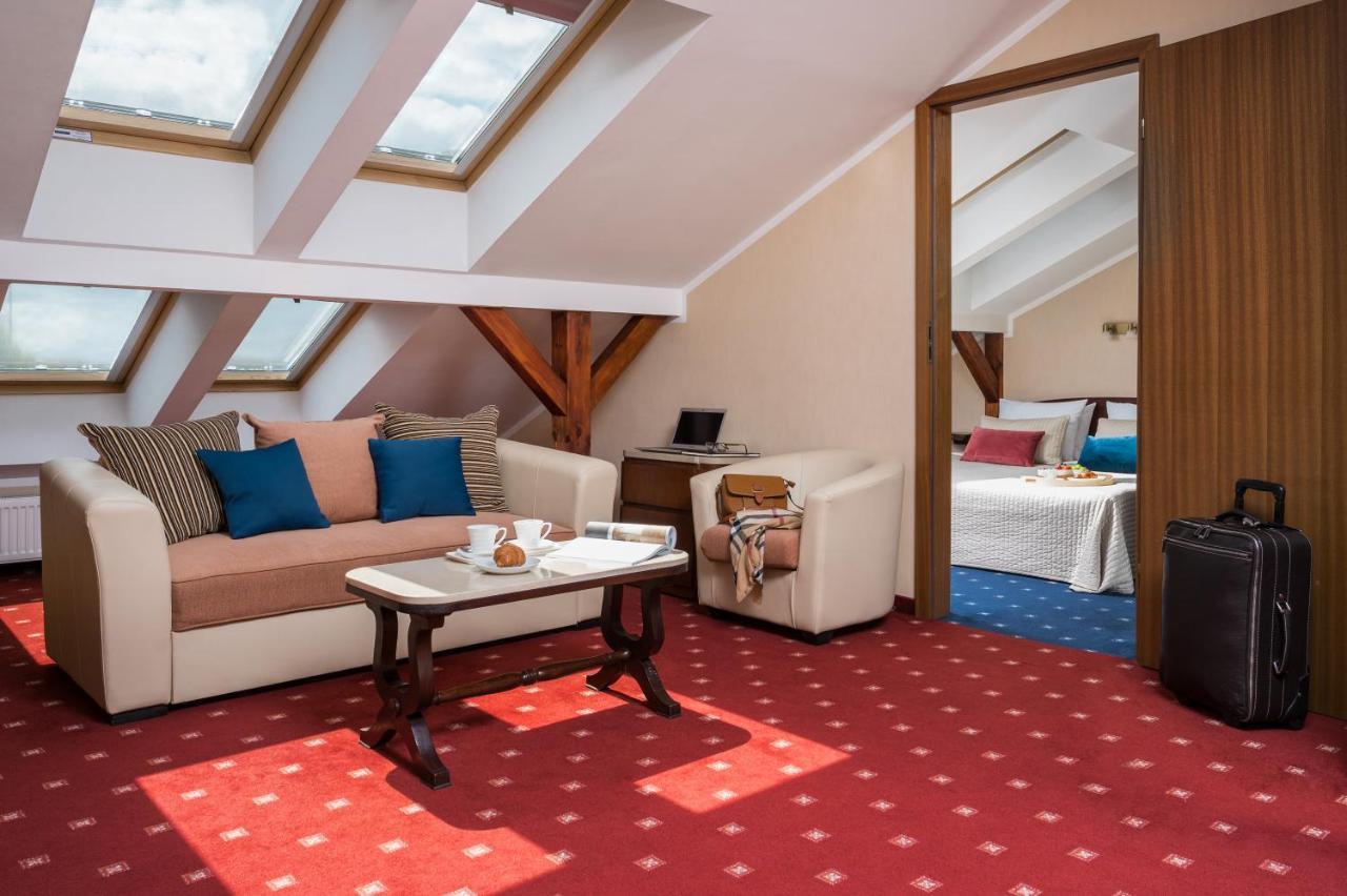 Hotel &