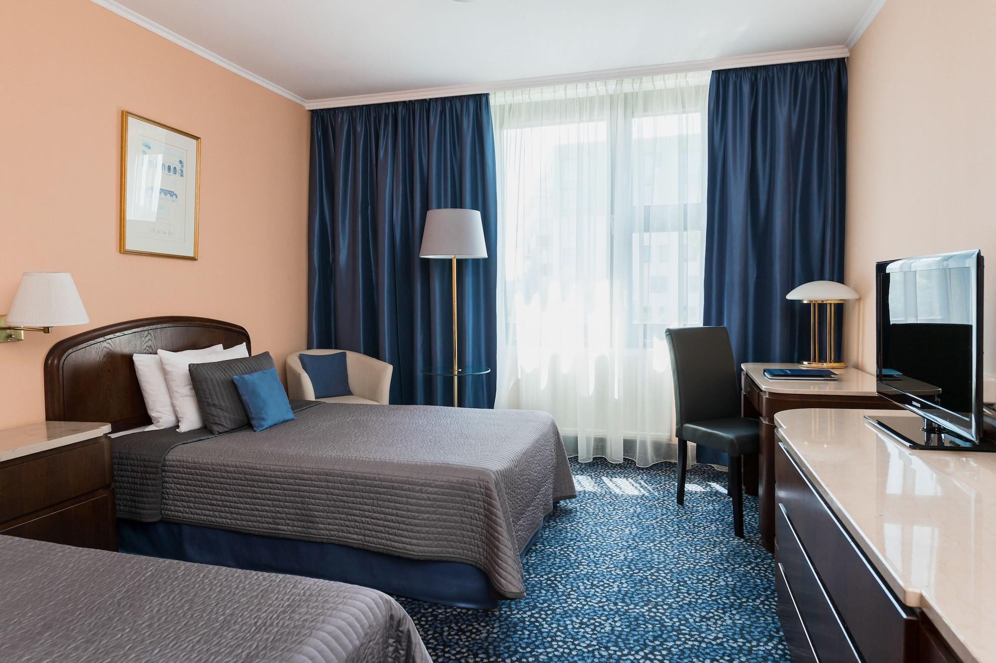 Hotel &