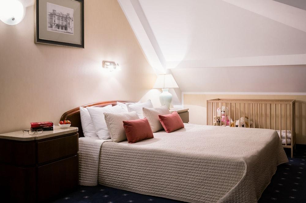 & Hotel