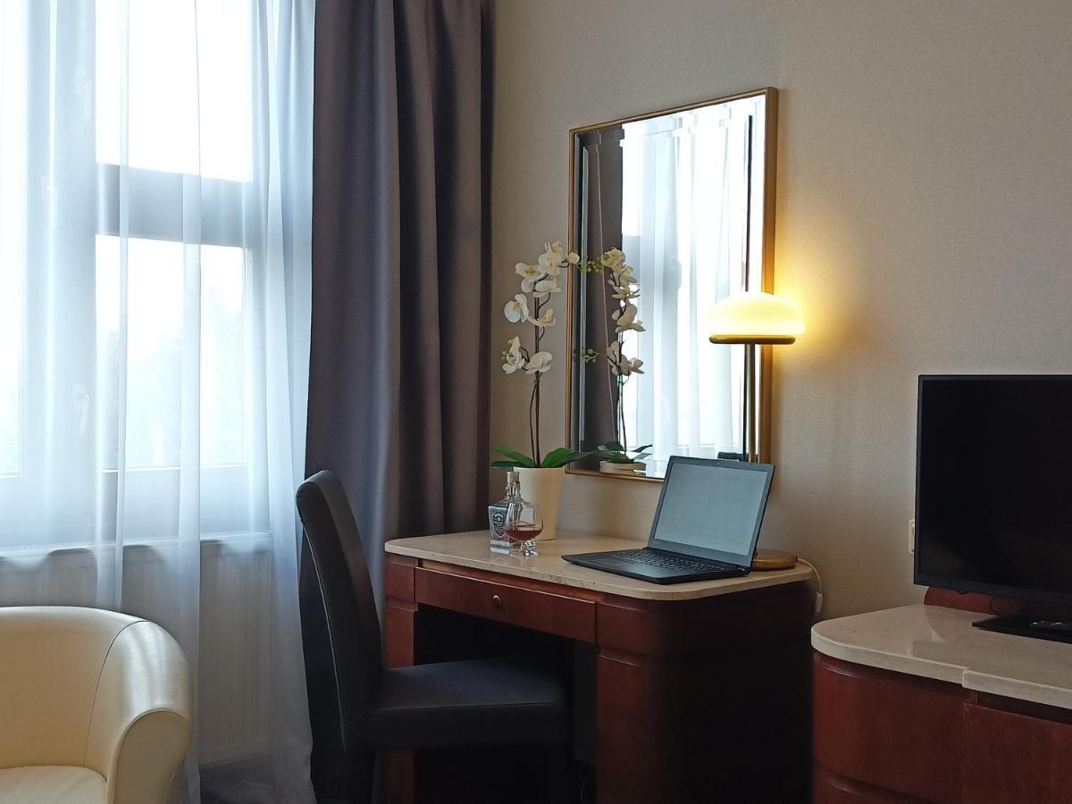 Hotel & 5*