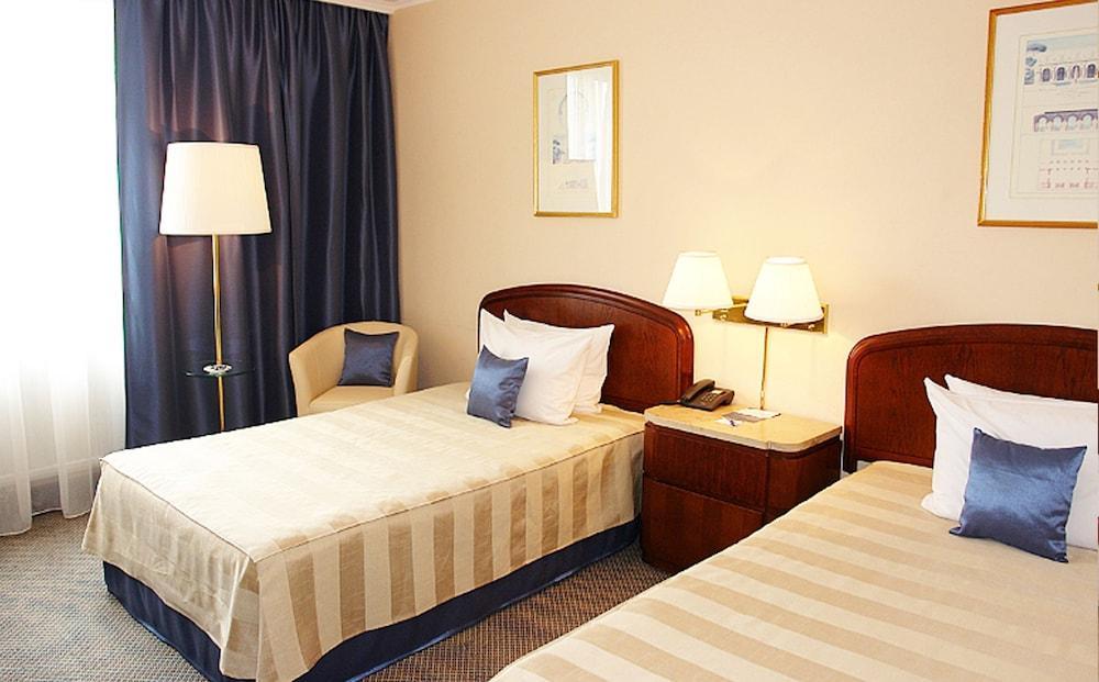 Hotel &